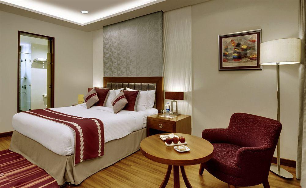 32Nd Milestone Hotel Gurgaon Exterior photo