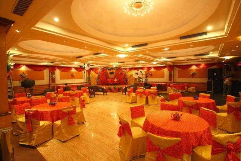 32Nd Milestone Hotel Gurgaon Restaurant photo